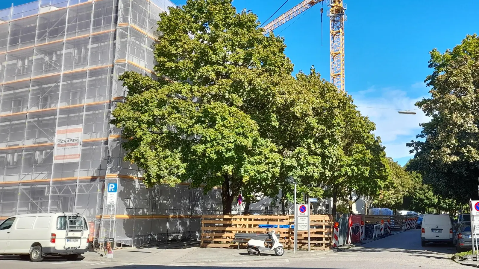 Die Schrägparkplätze in der Heimeranstraße fallen derzeit aufgrund der Baustelleneinrichtung an den Moll-Blöcken weg (Foto: Beatrix Köber)