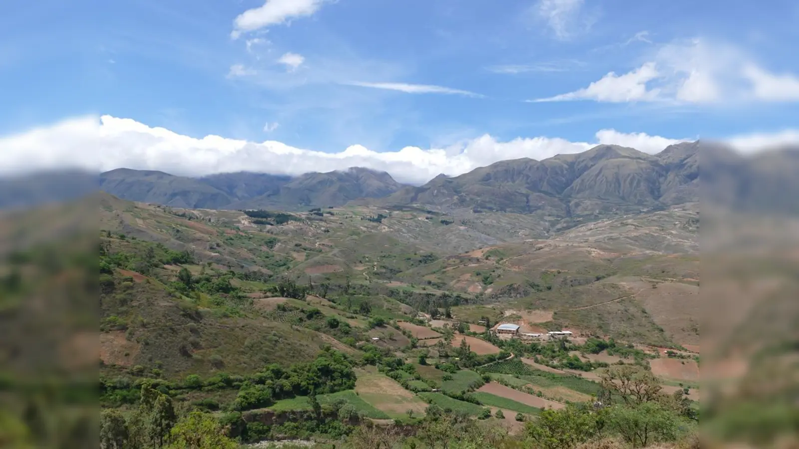 Landschaften, verschiedene Kakteen und Bromelien werden im Vortrag über Bolivien bevorzugt vorkommen. Hier ein Bergzug aus Bolivien. (Foto: Chris Kettinger)