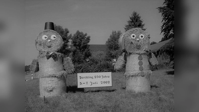 Mit den originellen Strohmandln machen die Burschen seit vielen Jahren Werbung für ihre Veranstaltungen. Hier für die 950-Jahr-Feier Perchtings 2002. (Foto: Marc Berger)