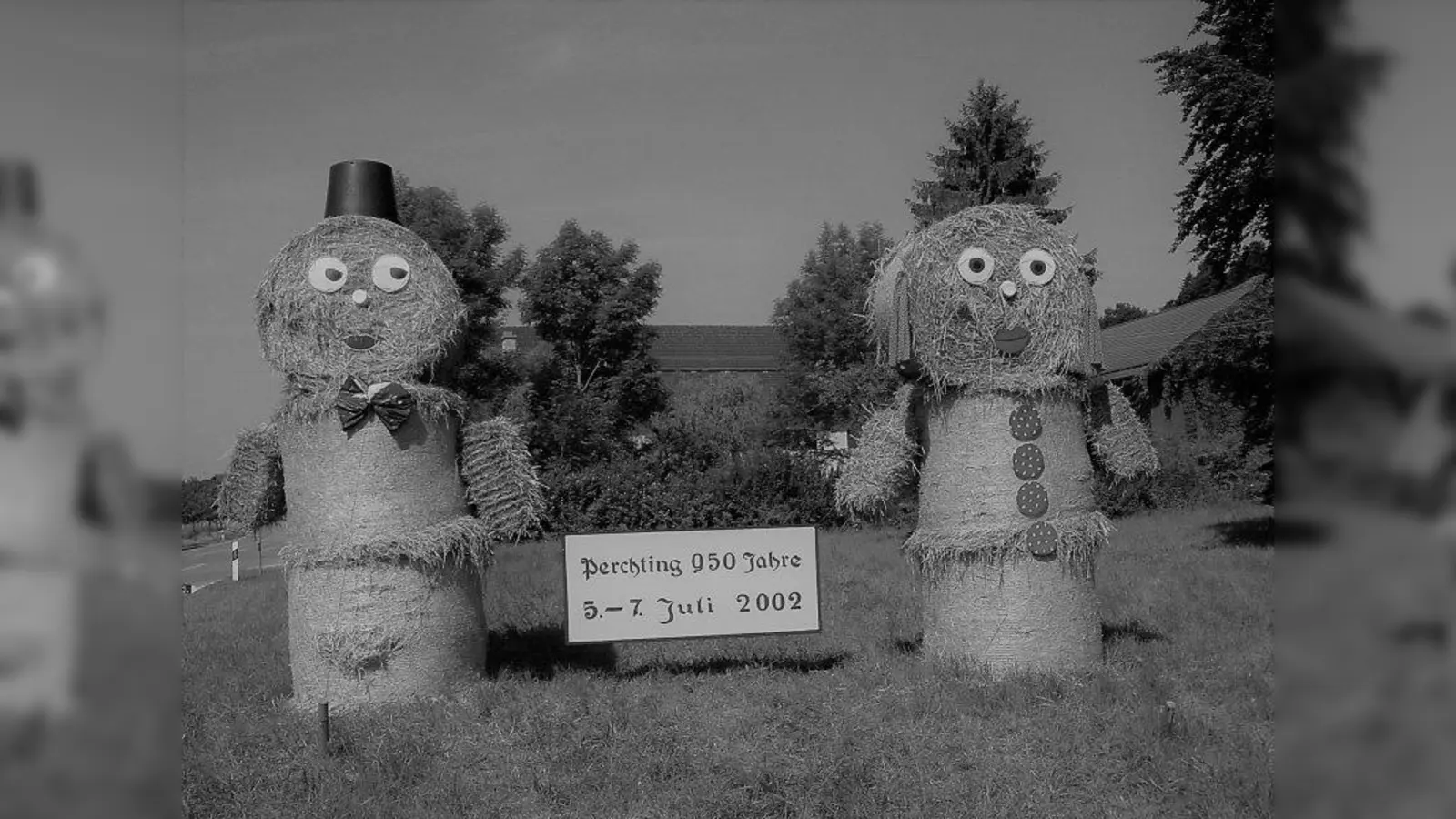 Mit den originellen Strohmandln machen die Burschen seit vielen Jahren Werbung für ihre Veranstaltungen. Hier für die 950-Jahr-Feier Perchtings 2002. (Foto: Marc Berger)