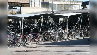 Wohin nur mit all den Fahrrädern, wenn die Pasinger Baustellen eine Abstellfläche nach der anderen vereinnahmen? (Foto: US)