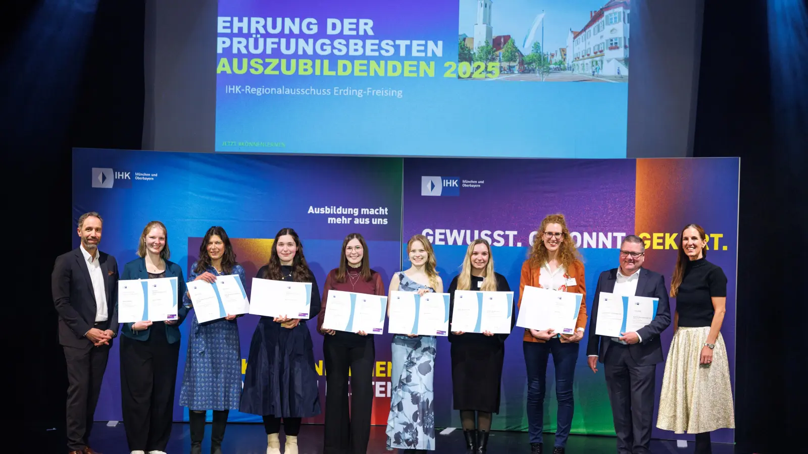 IHK-Abteilungsleiter Florian Kaiser (l.) und IHK-Vizepräsidentin Kathrin Wickenhäuser-Egger (r.) mit den fünf ausgezeichneten Top-Azubis aus der Flughafen-Region sowie deren Ausbildern und Lehrkräften. (Foto: Matthias Balk/IHK für München und Oberbayern)