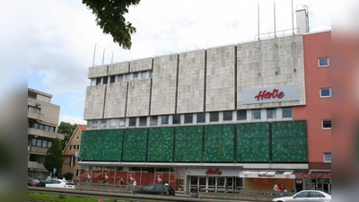 Das „Hertie” in der Fürstenrieder Straße soll Anfang 2010 fast ganz abgerissen werden.  An seiner Stelle ist ein Versorgungszentrum mit kleinen Läden geplant. (Foto: tg)