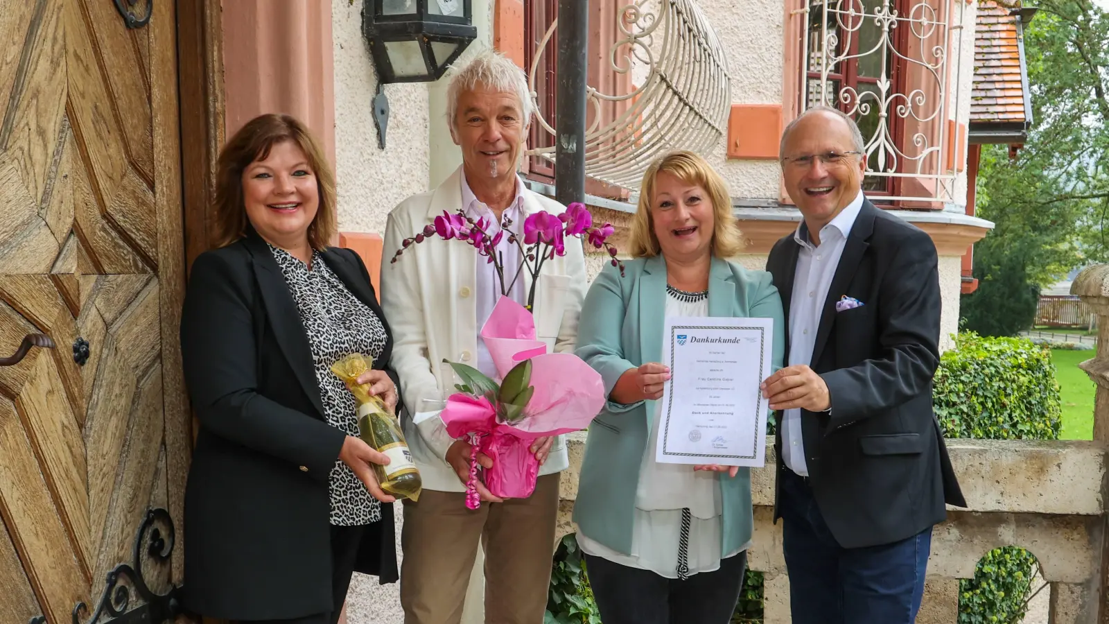 Zum Dienstjubiläum trafen sich ihre Kollegin Angela Igl, Geschäftsleiter Guido Finster, Bürgermeister Christian Schiller gemeinsam mit der Jubilarin Caroline Gabler (3. v.l.) vor dem Kurparkschlösschen Herrsching. (Foto: Gemeinde Herrsching)
