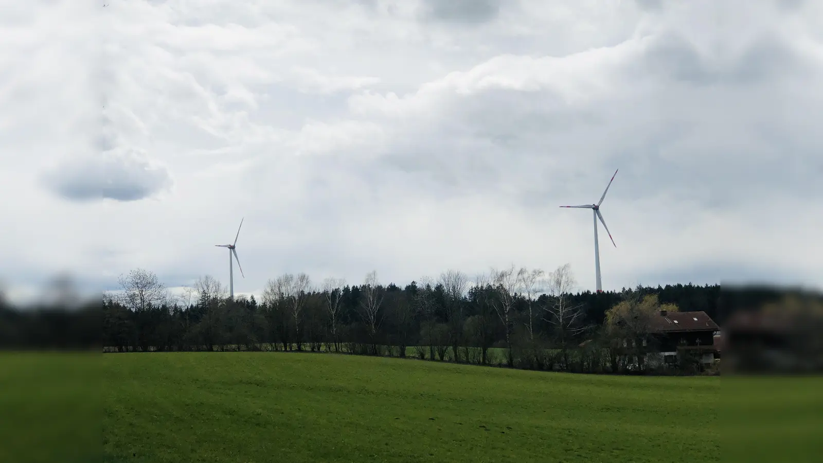 Im Landkreis Starnberg gehören Windräder bereits zum alltäglichen Bild. Ob im Gemeindegebiet Planegg Windräder aufgestellt werden, soll nun durch eine Standortanalyse geprüft werden. (Foto: hw)