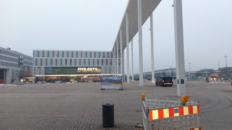 Ist München fit für den Klimawandel? Der Willy-Brandt-Platz in der Messestadt noch nicht - allerdings soll er schon bald deutlich grüner sein. (Archivbild: bas)