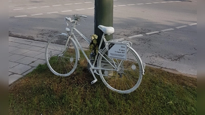 Unfälle mit getöteten Radfahrenden kommen leider in München immer wieder vor. An die Opfer erinnern sogenannte Ghostbikes an den Unfallstellen. (Archivbild: bas)
