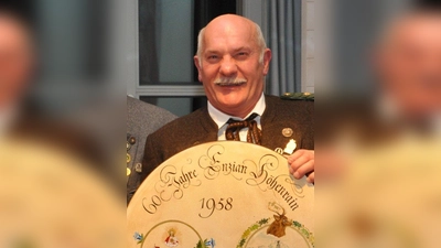 Die gelungene Jubiläumsscheibe der Enzianschützen hat in Ferdinand Graf einen stolzen Gewinner gefunden. (Foto: pr)