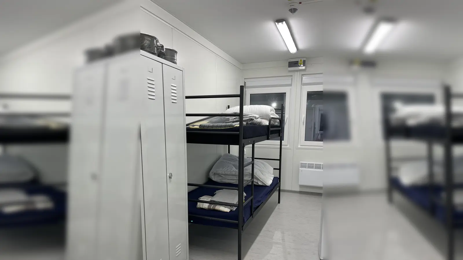 Wie hier in einer Unterkunft in Neubiberg werden auch in Unterföhring pro Container sechs Personen in drei Zweierzimmern untergebracht. (Archivbild: hw)