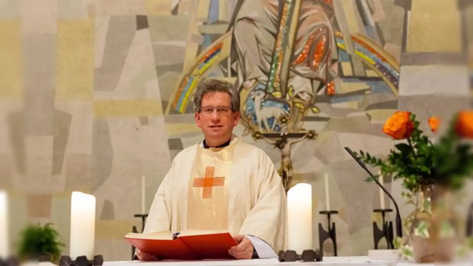 Pfarrer Thomas Gruber aus dem katholischen Pfarrverband Hallbergmoos-Goldach schreibt die Weihnachtsbotschaft im Landkreis-Anzeiger.  (Foto: privat)
