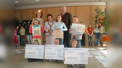 Preis- und Scheckübergabe: v.l. Maria Osterhuber-Völkl, Gudrun Dangl und Peter Dietl mit den Gewinnern des Kindermalwettbewerbs und ihren Siegerbildern. (Foto: bb)