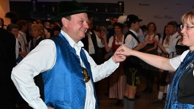 Erster Vorplattler Christian Baumann und Melanie Baumann beim Erklären des Volkstanzes. (Foto: Verein)