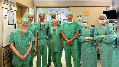 Die kanadische Chirurgin Joan Lipa (Mitte) mit dem Bogenhausener Chefarzt Niclas Broer (Dritter von links), dem Mit-Erfinder Arnulf Stenzl aus Tübingen (Vierter von rechts) und dem Bogenhausener OP-Team. (Foto: München Klinik)