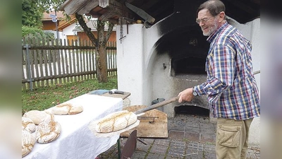 Die Mitglieder des Fördervereins des Heimatmuseums in Arget demonstrierten alte Handwerkstechniken, wie beispielsweise das Brotbacken im alten Ofen. 	 (Foto: hw)