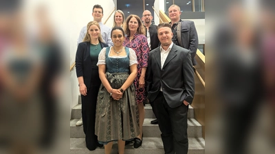 Die neuen Gemeinderatsmitglieder:Stephanie Seger (SPD), Sarah Kainz (BZN), Eva Kahle (SPD) und Ben Wegscheider (CSU) (vorne von links) sowie Marek Hirschberg (Bündnis 90/die Grünen), Carolin Grimm (BZN), Dr. Tim Pietruska<br>(BZN) und Felix Lechner (BZN) (hinten von links). (Foto: Gem)