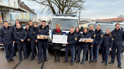 Polizeioberwachtmeister Marko Tadic überreichte Karin Fröstl vom Franziskuswerk den Spendenscheck.  (Foto: Bepo Dachau)