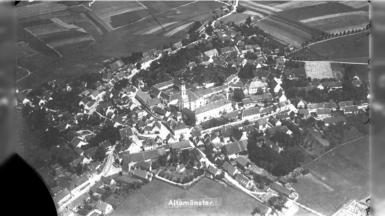 Diese Luftbildpostkarte des alten Ortszentrums vor 1914 war zuletzt im Museum zu sehen. (Foto: Fotoarchiv Baumann)