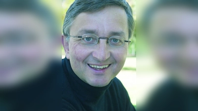Unter der Leitung von Alfons Brandl sorgt das Augsburger Vokalensemble für den musikalischen Teil des Abends. (Foto: pi)