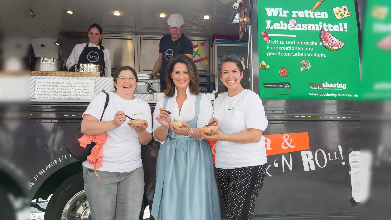 Landwirtschaftsministerin Michaela Kaniber (Mitte) mit den Münchner Foodsharing-Vorständen Julia Peters-Klopp (links) und Günes Seyfahrt beim Start der Aktion „Wir retten Lebensmittel“. (Foto: H. Seyfarth/StMELF)