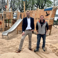 Erster Bürgermeister Patrick Janik (l.) mit Hermann Feistle vom Bauamt der Stadt Starnberg vor dem neuen Spielschiff. (Foto: Stadt Starnberg)