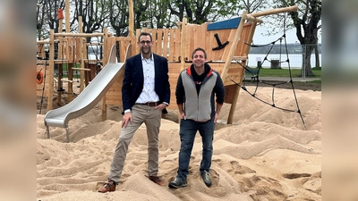 Erster Bürgermeister Patrick Janik (l.) mit Hermann Feistle vom Bauamt der Stadt Starnberg vor dem neuen Spielschiff. (Foto: Stadt Starnberg)