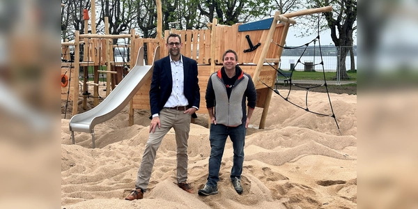 Erster Bürgermeister Patrick Janik (l.) mit Hermann Feistle vom Bauamt der Stadt Starnberg vor dem neuen Spielschiff. (Foto: Stadt Starnberg)