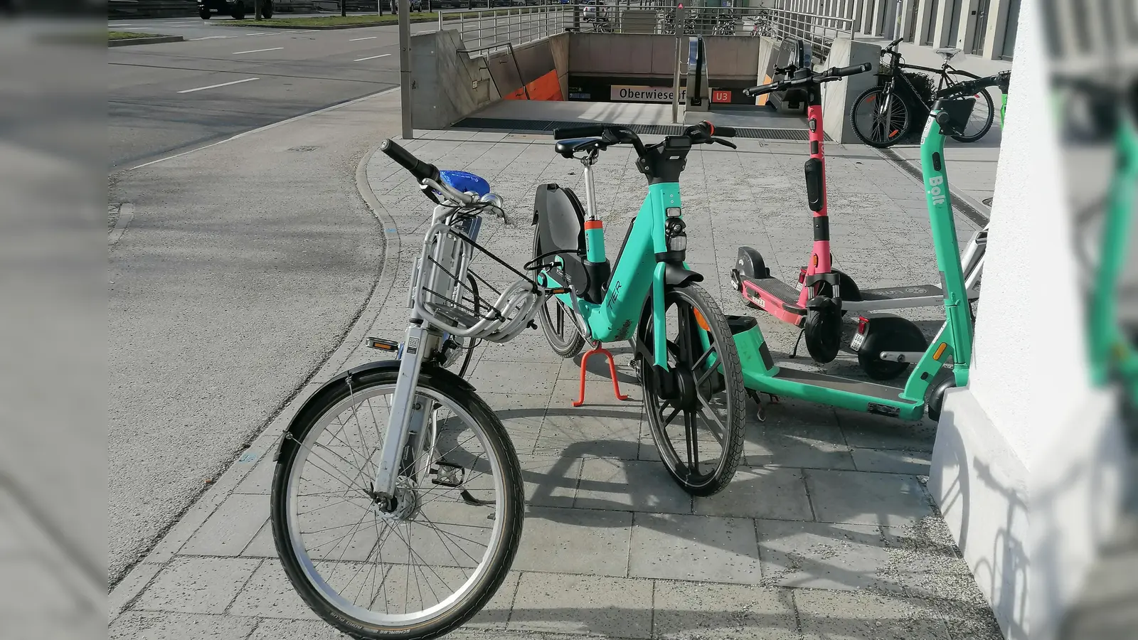 Achtlos zurückgelassene Leih-Scooter und - Räder blockieren vielerorts den Gehweg. (Foto: job)