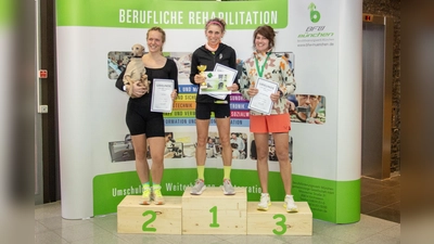 Gewinnerin im Hauptlauf Frauen (v.l.: Lisa Sting (Platz 2), Kerstin Esterlechner (Platz 1) und Anne-Sophie Kramer (Platz 3). (Foto: BFW München)