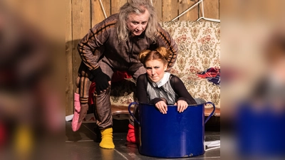 Das feie Landestheater präsentiert das vergnügliche Adventstheater „Du spinnst wohl”. (Foto: Robert James Perkins)