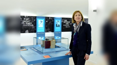 Die Stiftungsvorsitzende Dr. Hildegard Kronawitter, in der DenkStätte an der LMU: die Erinnerung an die Weiße Rose wachhalten. (Foto: Weiße Rose Stiftung / Catherina Hess)