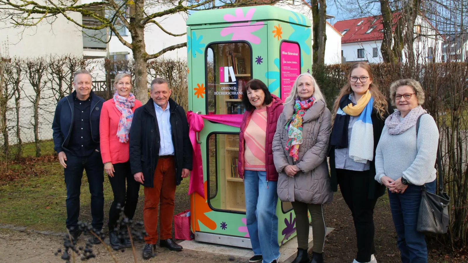 Von links: Gemeinderat Sven Blaukat, Hauptamtsleitung Nicole Jung und Erster Bürgermeister Klaus Korneder mit den Bücherschrankpatinnen Ilse Geyer, Sylvia Pammé, Elena Gebel und Brigitte Steiner. (Foto: Gemeinde Grasbrunn)
