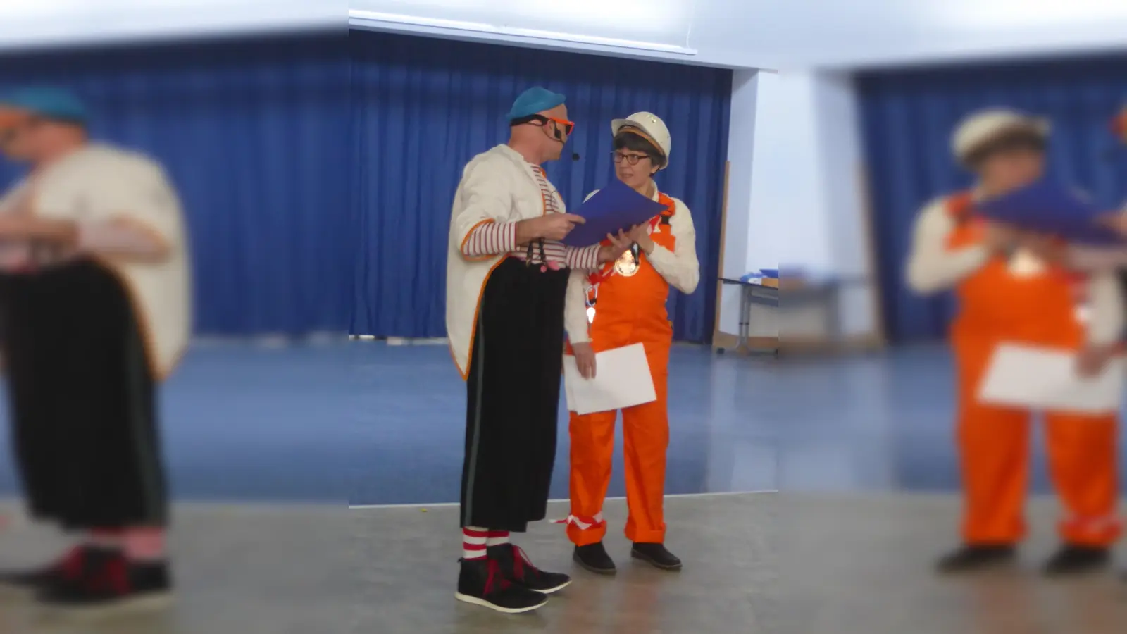 Direktorin Angelika Hartmann überreichte KlinikClown „Lupino“ die Spende beim Faschingsfest. (Foto: Grundschule Kirchheim)