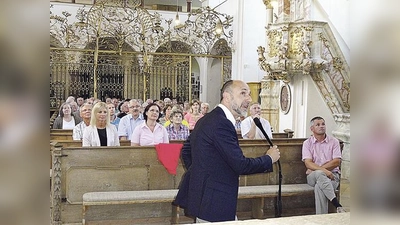 Chirstoph Kürzeder sprach über die verborgenen Schätze der Wallfahrtskirche Maria Thalheim.                                         (Foto: VA)