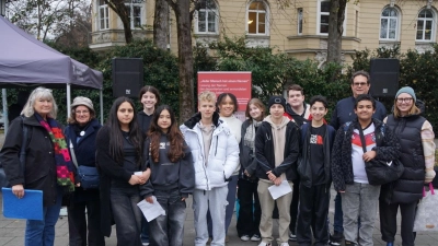 Schüler der Rudolf-Diesel-Realschule beteiligten sich bei der Namenslesung zum Gedenken an einstige jüdische Nachbarn. (Foto: Gaby Werth)