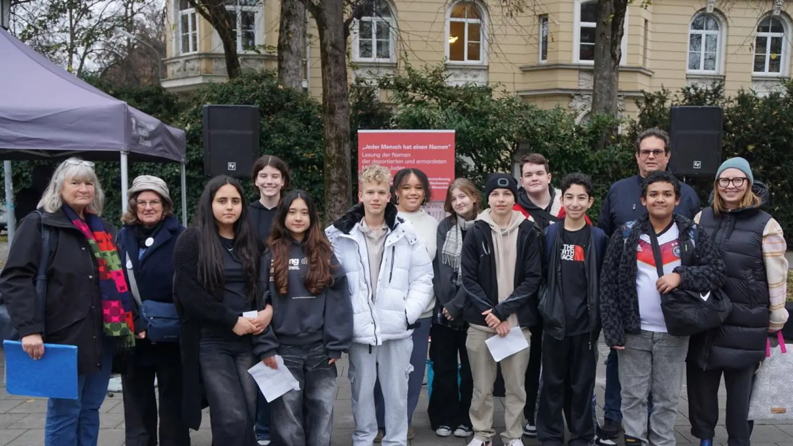 Schüler der Rudolf-Diesel-Realschule beteiligten sich bei der Namenslesung zum Gedenken an einstige jüdische Nachbarn. (Foto: Gaby Werth)