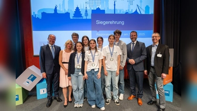 Die Schülerinnen und Schüler des Gymnasiums Freiham mit ihren Lehrkräften sowie Jürgen Biffar von der Stiftung Digitale Bildung (l.), Michael Steinbauer vom IHK-Regionalausschuss Fürstenfeldbruck (2. v. r.) und dem Team-Coach Michael Schwarting (r.).  (Foto: IHK für München und Oberbayern / HRSchulz)