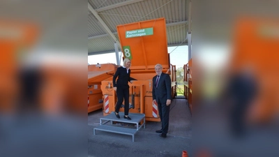 Blick in den Container: Helmut Schmidt (AWM) zeigt der Umweltministerin „seinen” Wertstoffhof. (Foto: AWM)