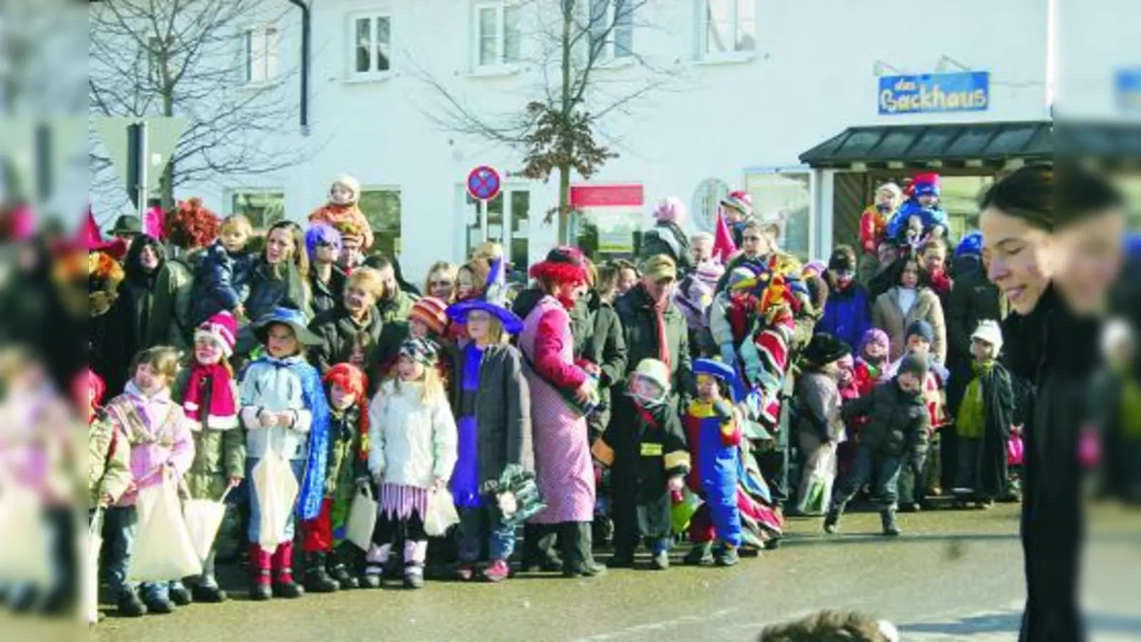 Besonders die kleinen Faschingsfans warteten gespannt auf den Umzug – nicht zuletzt wegen der „Kamelle“, die zahlreich geworfen wurden. (Foto: ls)