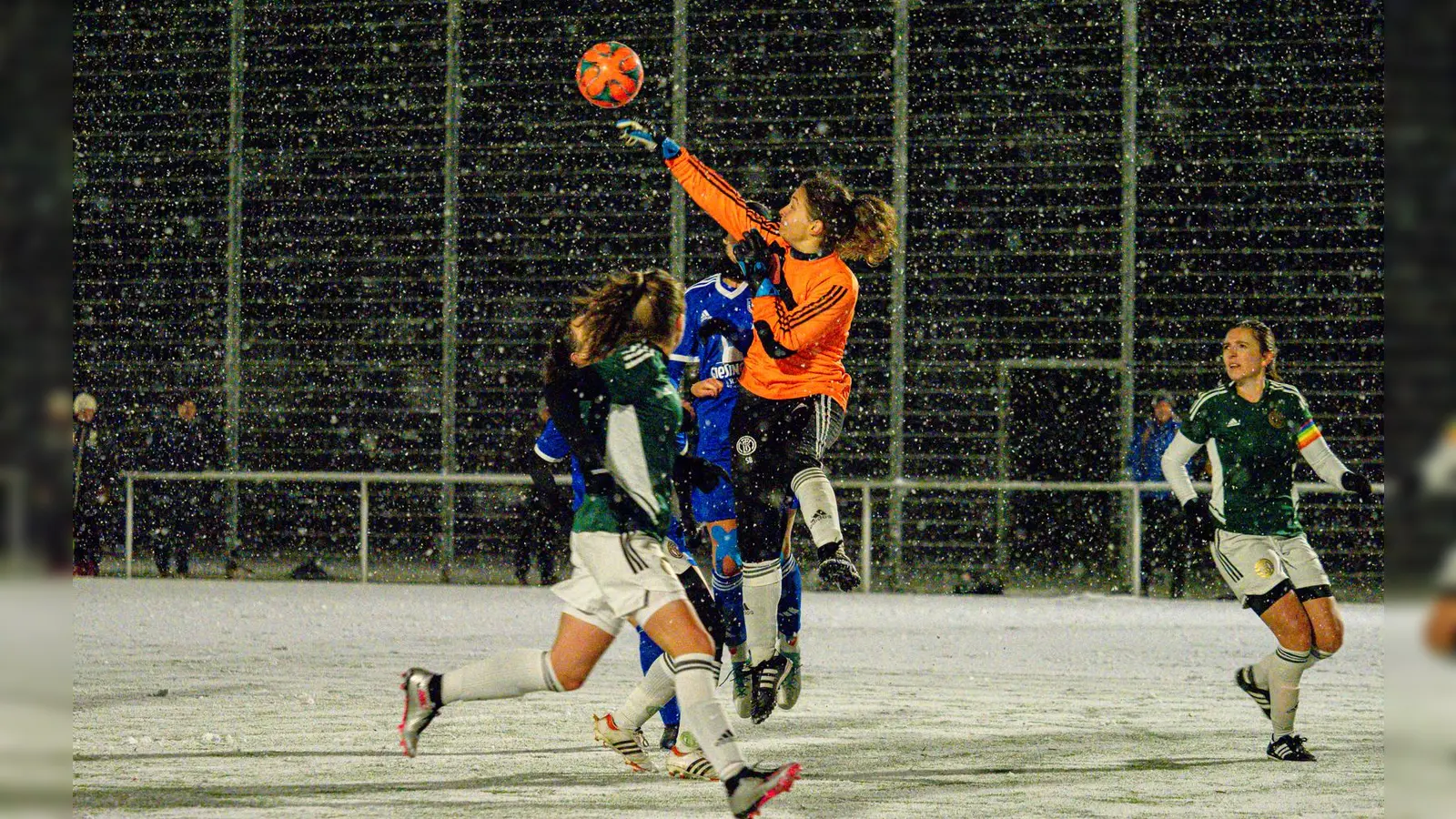 Widrige Bedingungen herrschten auf der Bezirkssportanlage Agilolfingerstraße. Der TSV Turnerbund München (grün) hatte das bessere Ende für sich. (Foto: fotomatze_s.hecken)