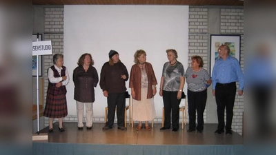 Die Laienspielgruppe „Spätzunder“ mit ihrem Leiter Heini Almstätter (rechts) im Pfarrsaal St. Michael in voller Aktion. (Foto: Dieter Stiening)