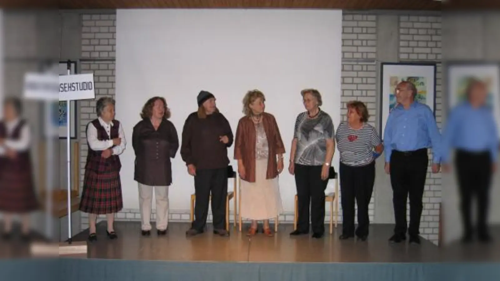 Die Laienspielgruppe „Spätzunder“ mit ihrem Leiter Heini Almstätter (rechts) im Pfarrsaal St. Michael in voller Aktion. (Foto: Dieter Stiening)