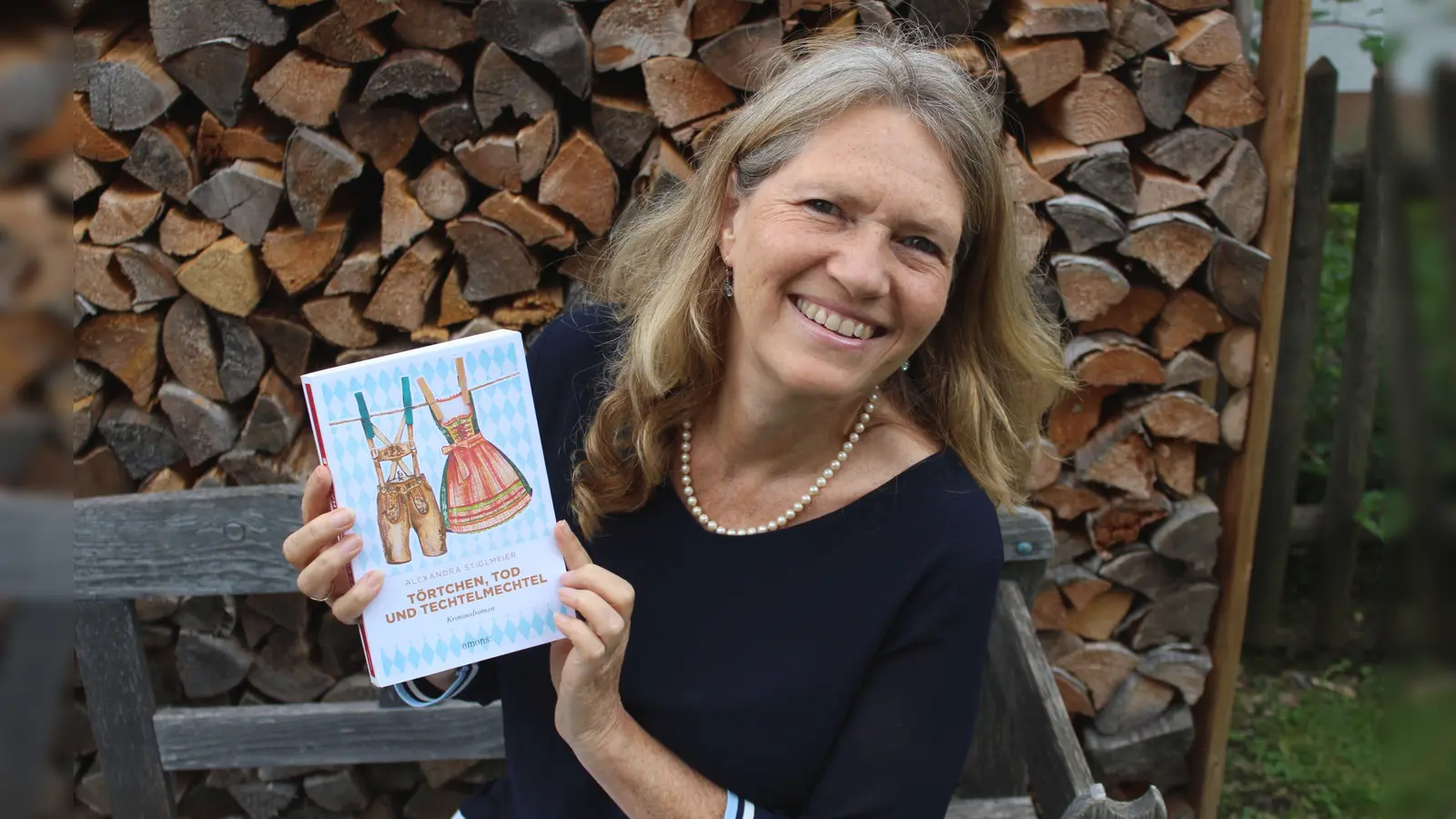 Alexandra Stiglmeier liest aus ihrem Buch „Törtchen, Tod und Techtelmechtel”. (Foto: Alexandra Stiglmeier)