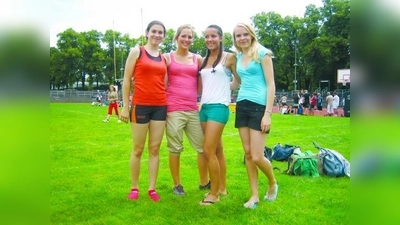 Die erfolgreiche 400m Staffelmanschaft des Bertolt-Brecht-Gymnasiums (v.l.): Janine Michel, Nicole Sturm, Jessica Zötl und Julia Feist. (Foto: pi)