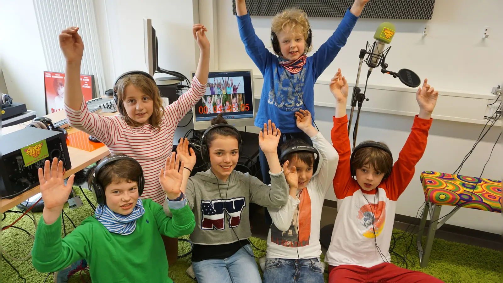 Über 120 Freiwillige haben im Frühjahr 2024 mit großem Engagement und viel Leidenschaft am Voice-Over für den letzten „Prix Jeunesse“ mitgewirkt. Das Voice-Over ist weit mehr als eine technische Herausforderung: In die Rollen charismatischer Filmfiguren zu schlüpfen ist ein besonderes Erlebnis, das viel Spaß macht – vom ersten Blick ins Drehbuch bis zur Aufnahme vor dem Mikrofon. (Foto: Feierwerk)