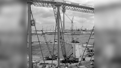 Beim Bau des Olympiastadions: Hier stehen schon die 85 Meter hohen Stahlmasten, die später dann das Seilnetz mit der Dachhaut tragen sollen (Stand: August/ September 1970). (Foto: Stadtarchiv München DE-1992-FS-NL-GRO-315-021)