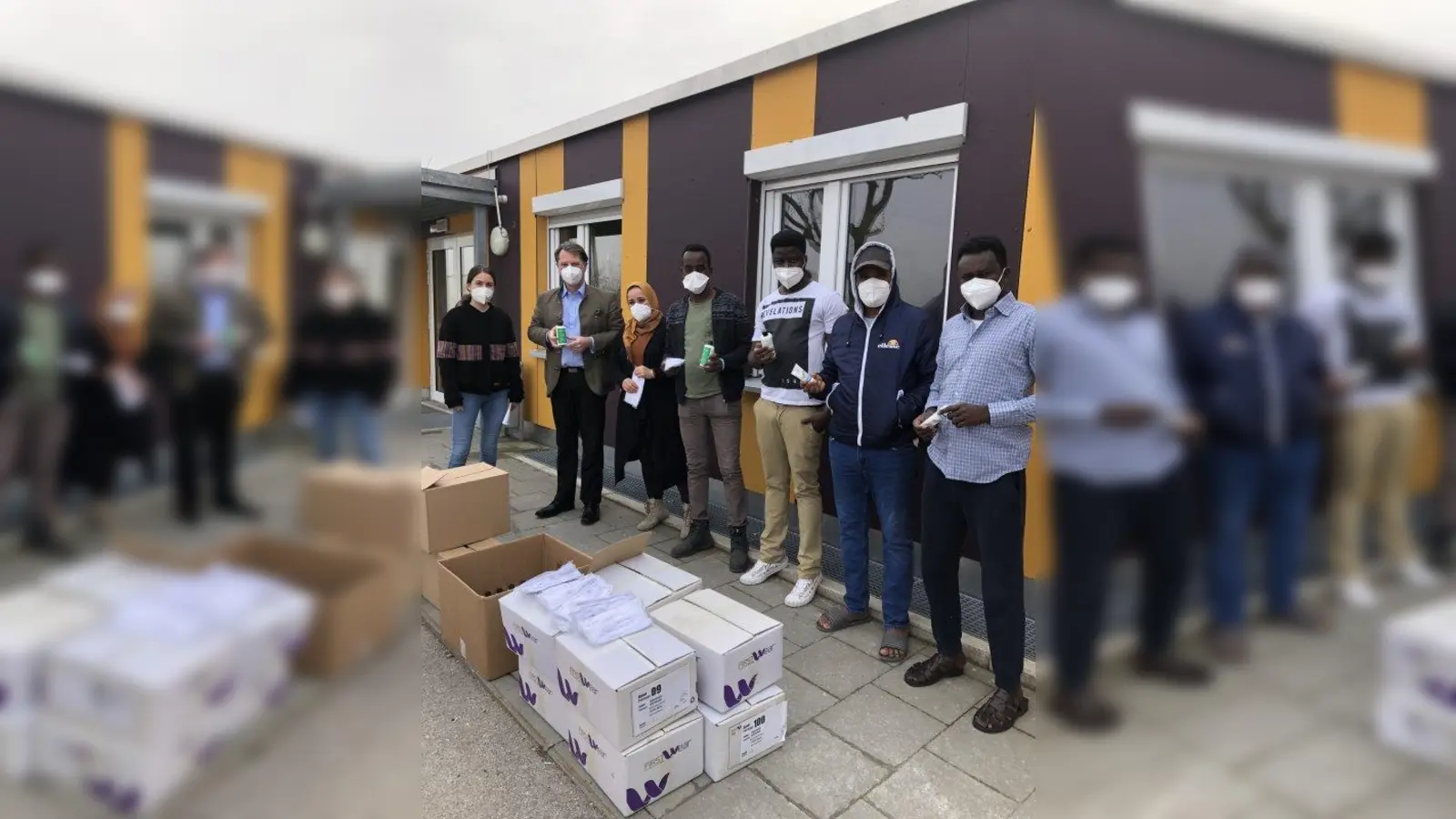 Dr. Ronald Heggmaier, Präsident des Rotary Clubs München-West (zweiter von links) übergab die Spende an die Bewohner der Gemeinschaftsunterkunft in Lochhausen im Beisein von Antonia Eckert, Sozialdienst (links). (Foto: Rotary Club München-West)