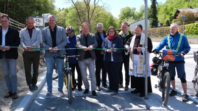 Feierten gemeinsam die Freigabe des Radweges (v.l.) Stefan Högenauer (Regierung von Oberbayern), Stephan Kratzer (Fa. Swietelsky), Christian Bauer (Brgm. Grafing), Landrat Robert Niedergesäß, Josef Schwäbl (Brgm. Bruck), Elfride Schreiber (Ingenieurbüro Gruber-Buchecker), Martin Riedl (nachhaltige Mobilität im LRA EBE), Dekan Stephan Rauscher und Mitglieder des adfc. (Foto:  © Landratsamt Ebersberg)
