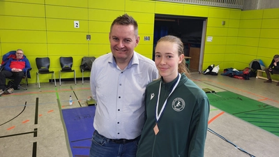 Ronja Bucher mit Bronzemedaille und ihrem Trainer Florian Weiß. (Foto: Judith Bucher)