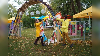 Feierlich wird der Eingang vom Tollplatz freigegeben. (Foto: pst)