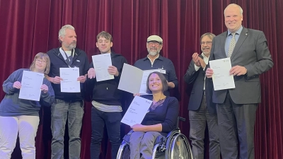 Die Route Rockers wurden von Landrat Christoph Göbel (r.) und dem 2. Bürgermeister von Haar, Dr. Ulrich Leiner (2.v.r.), für ihr Engagement ausgezeichnet. (Foto: hw)